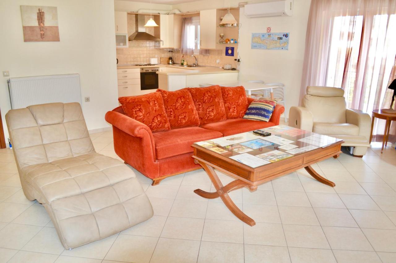 Giorgos Large Size Apartments -Family Friendly With Free Parking And Yard Views Heraklion  Bagian luar foto
