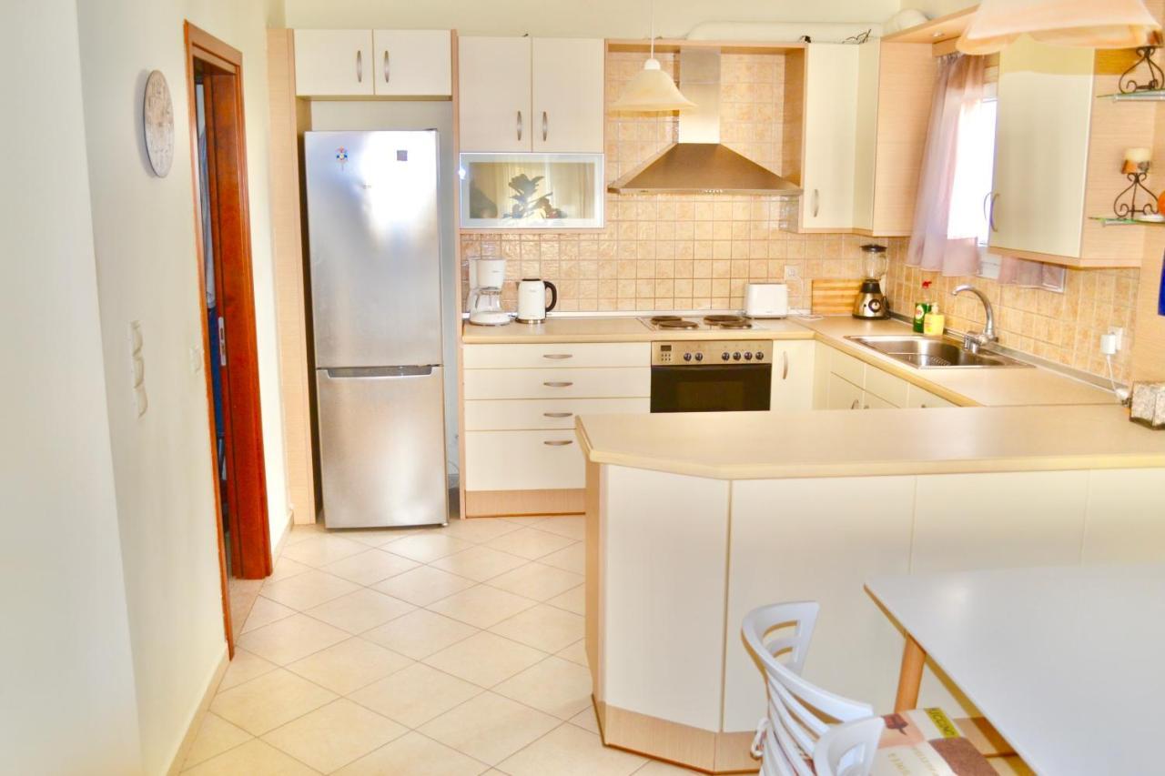 Giorgos Large Size Apartments -Family Friendly With Free Parking And Yard Views Heraklion  Bagian luar foto