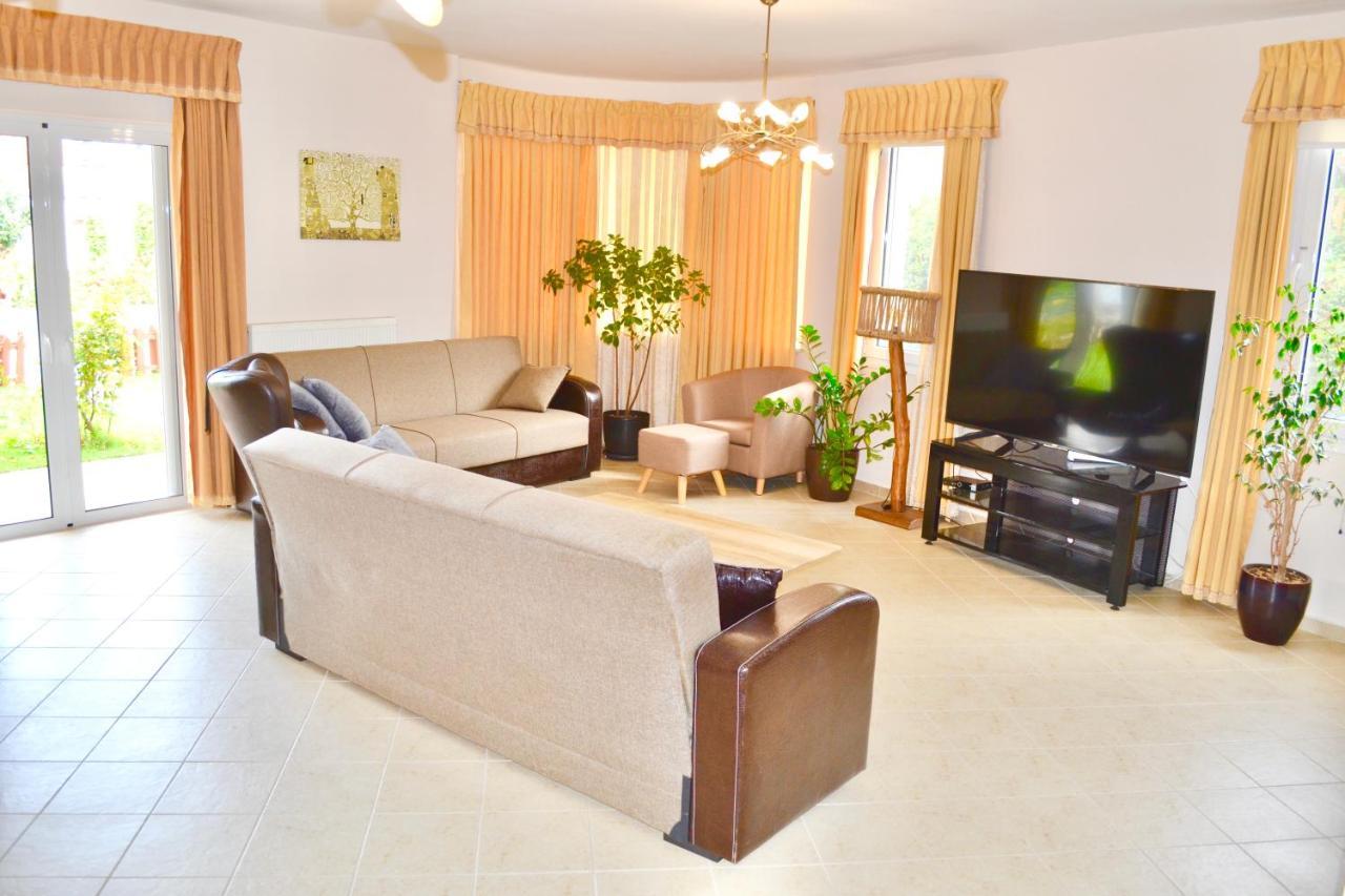 Giorgos Large Size Apartments -Family Friendly With Free Parking And Yard Views Heraklion  Bagian luar foto