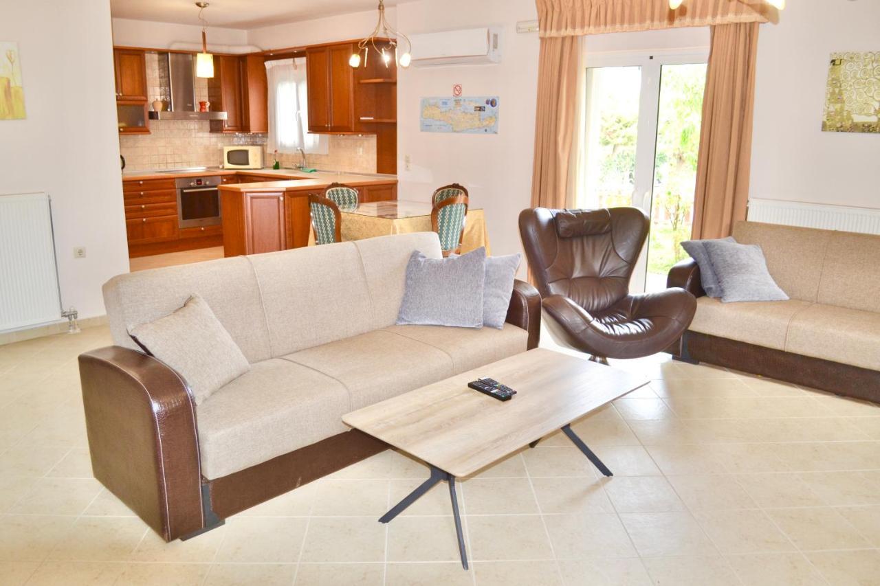 Giorgos Large Size Apartments -Family Friendly With Free Parking And Yard Views Heraklion  Bagian luar foto