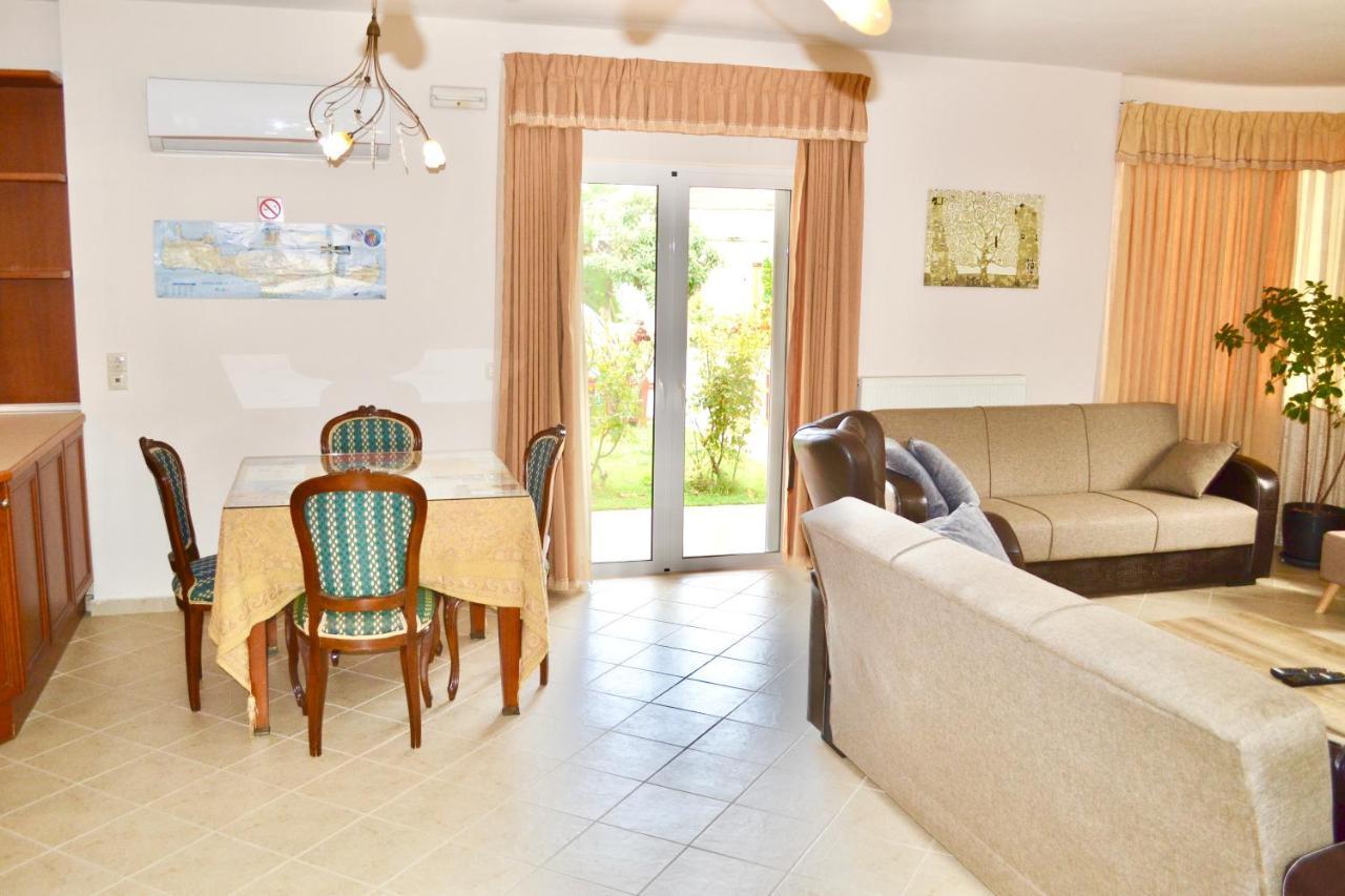 Giorgos Large Size Apartments -Family Friendly With Free Parking And Yard Views Heraklion  Bagian luar foto