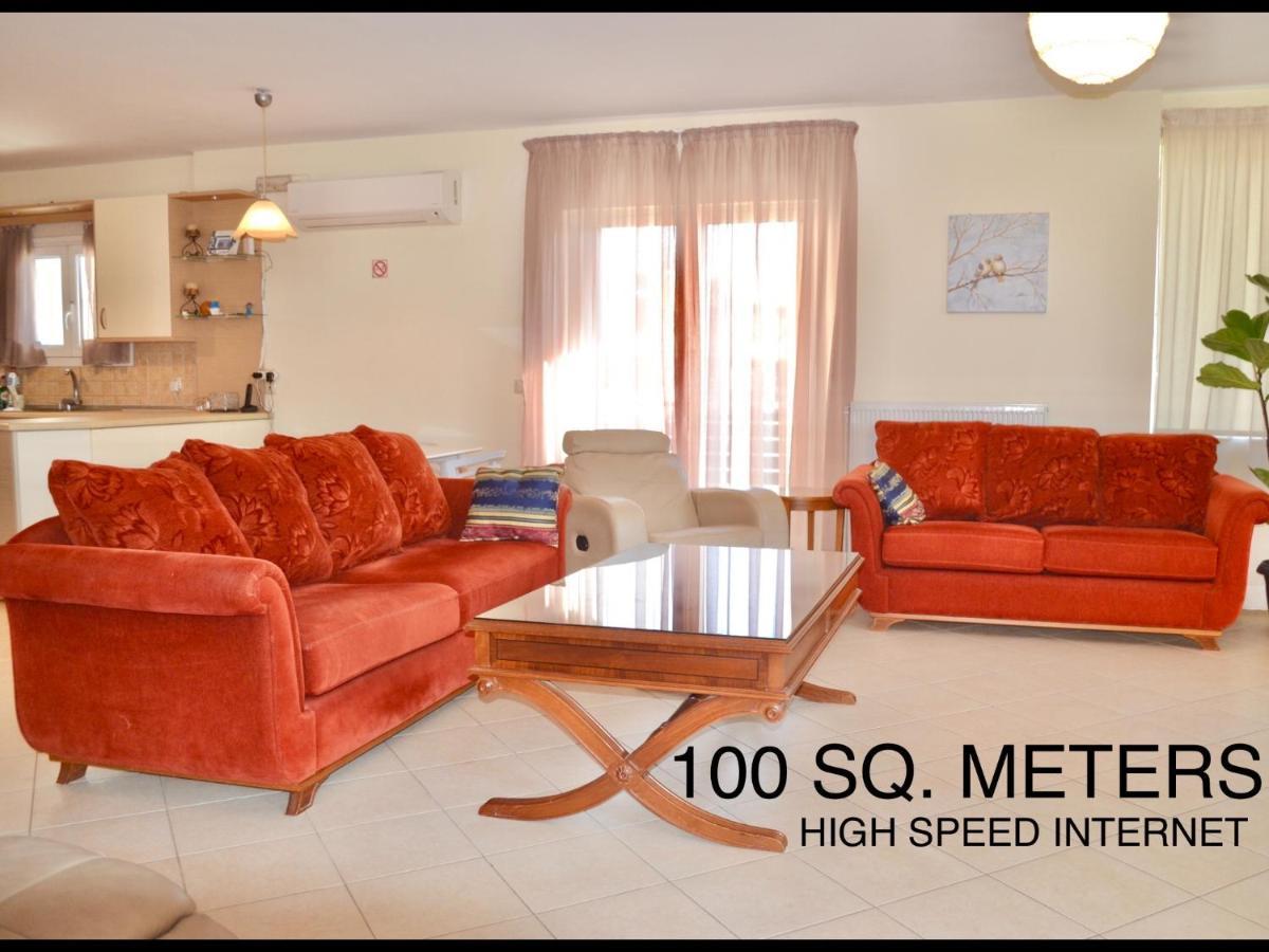 Giorgos Large Size Apartments -Family Friendly With Free Parking And Yard Views Heraklion  Bagian luar foto
