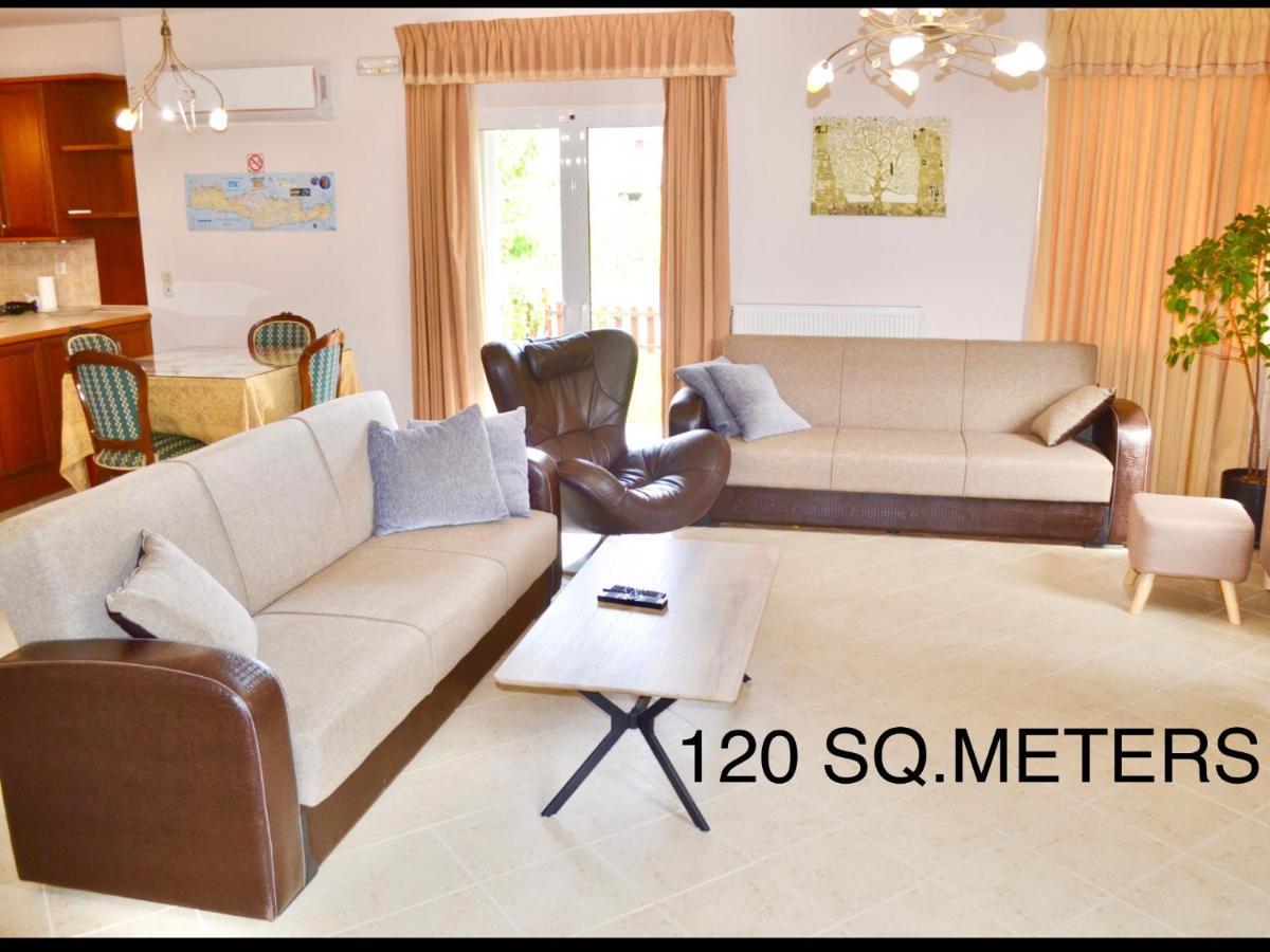 Giorgos Large Size Apartments -Family Friendly With Free Parking And Yard Views Heraklion  Bagian luar foto