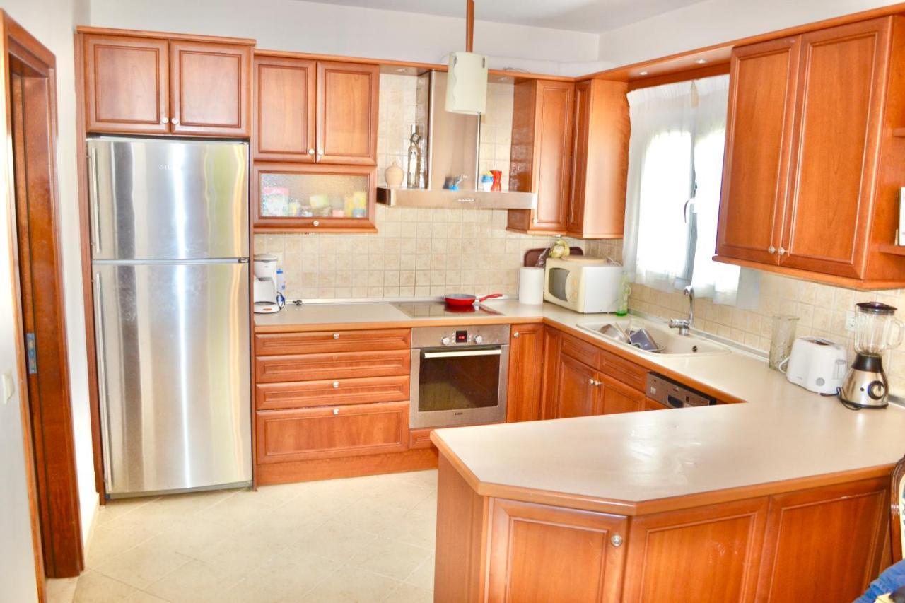 Giorgos Large Size Apartments -Family Friendly With Free Parking And Yard Views Heraklion  Bagian luar foto