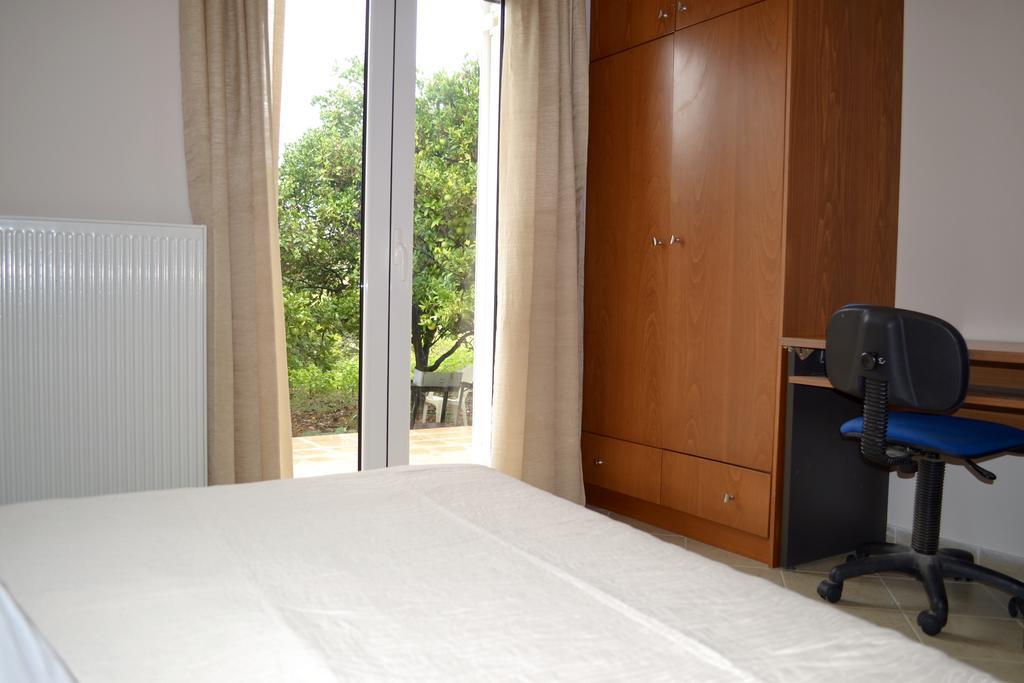 Giorgos Large Size Apartments -Family Friendly With Free Parking And Yard Views Heraklion  Bagian luar foto