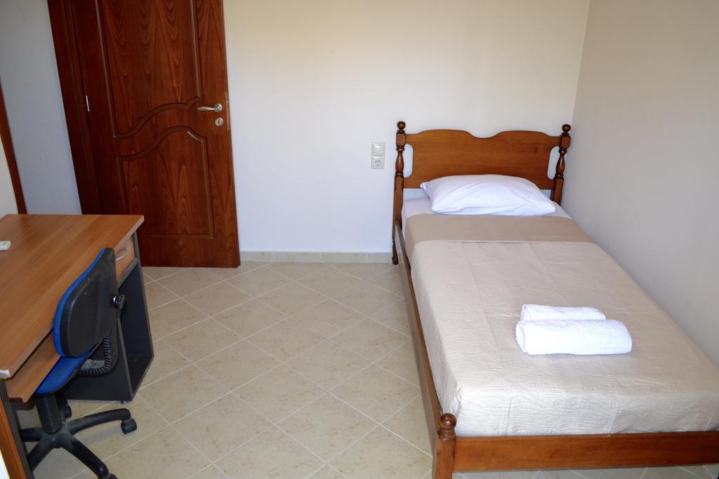 Giorgos Large Size Apartments -Family Friendly With Free Parking And Yard Views Heraklion  Bagian luar foto